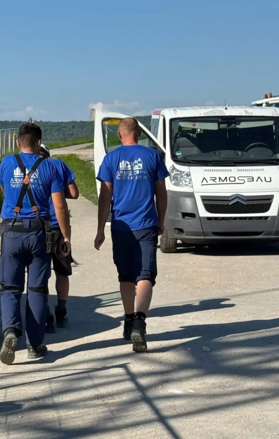 ArmosBau - Arbeiter und Firmenwagen